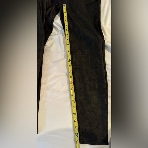 7 for all Mankind NWT black leather-like pants 26 - Picture 4 of 5